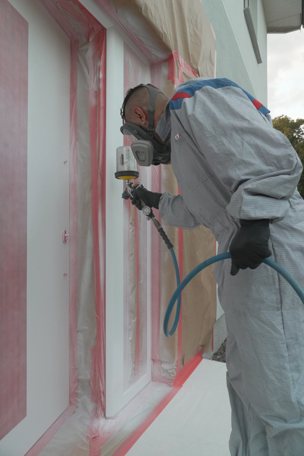 Reine grüne Pflanze mit Erde in menschlichen Händen auf dem Hintergrund