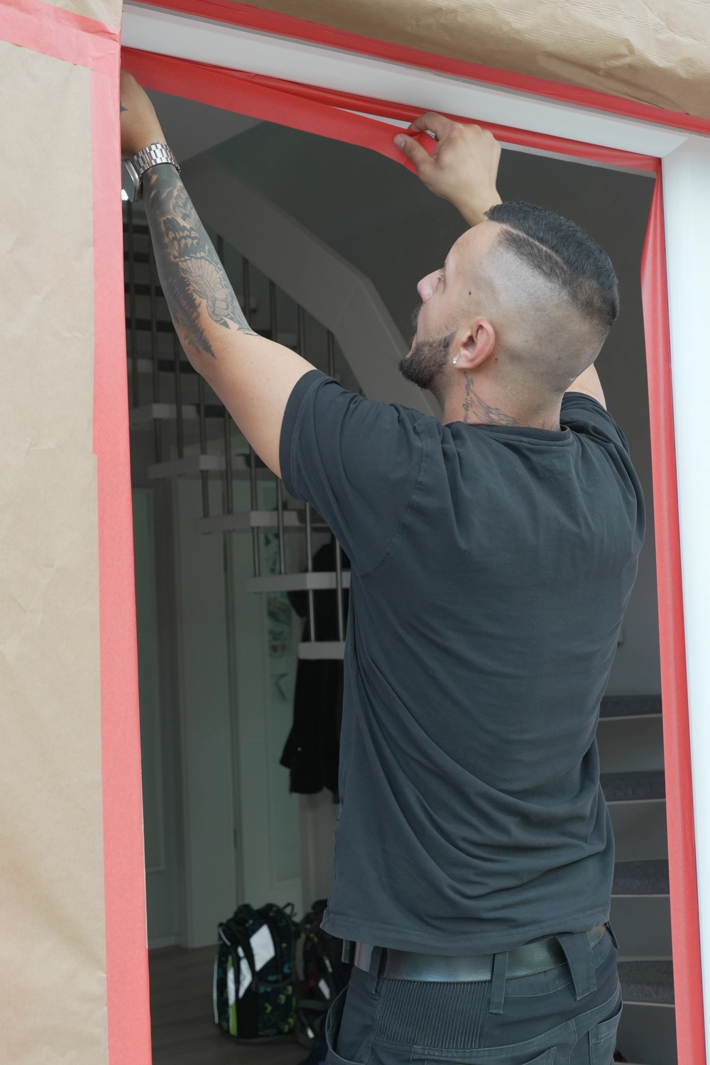 Reine grüne Pflanze mit Erde in menschlichen Händen auf dem Hintergrund